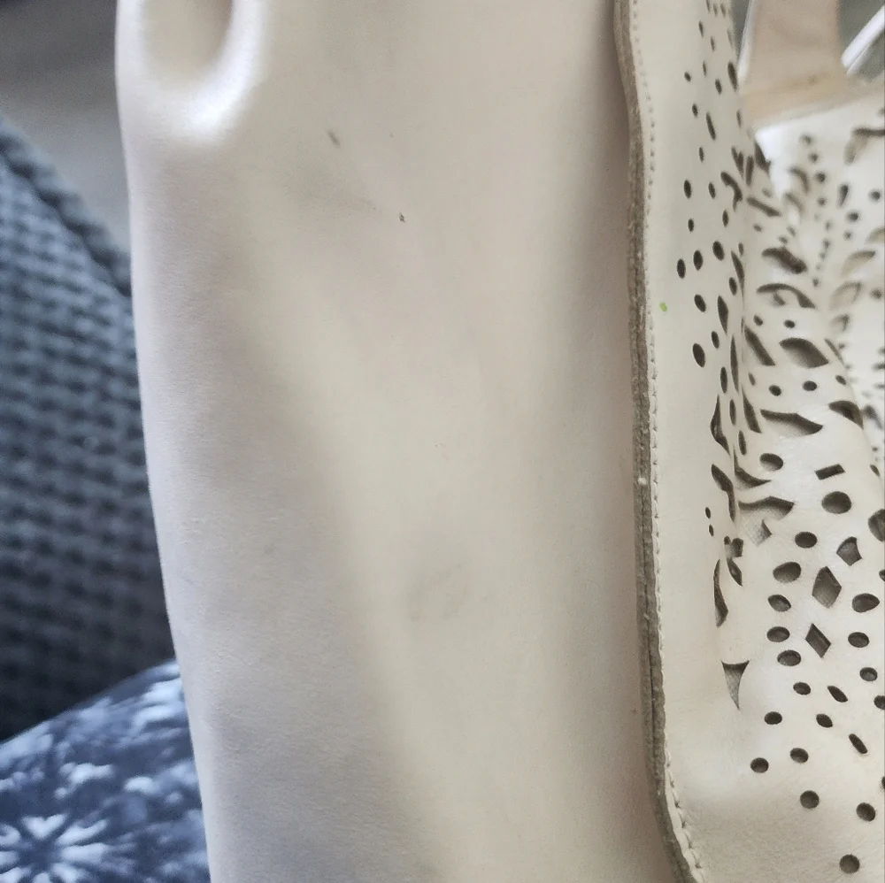 The Sak Huntley Leather Laser Cut Cream Xl Tote Bag - Picture 6 of 11